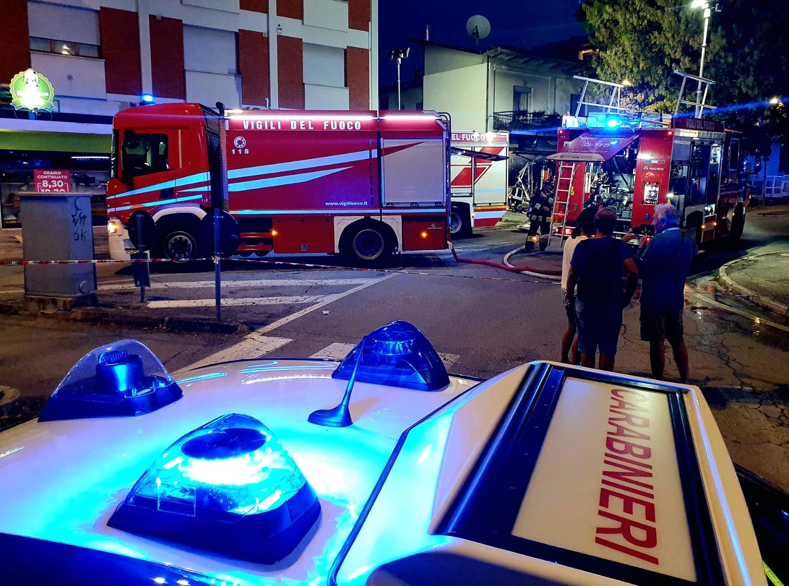 negozio in fiamme a Riccione (Adriapress)