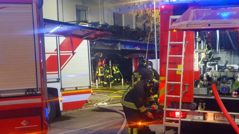 negozio in fiamme a Riccione (Adriapress)