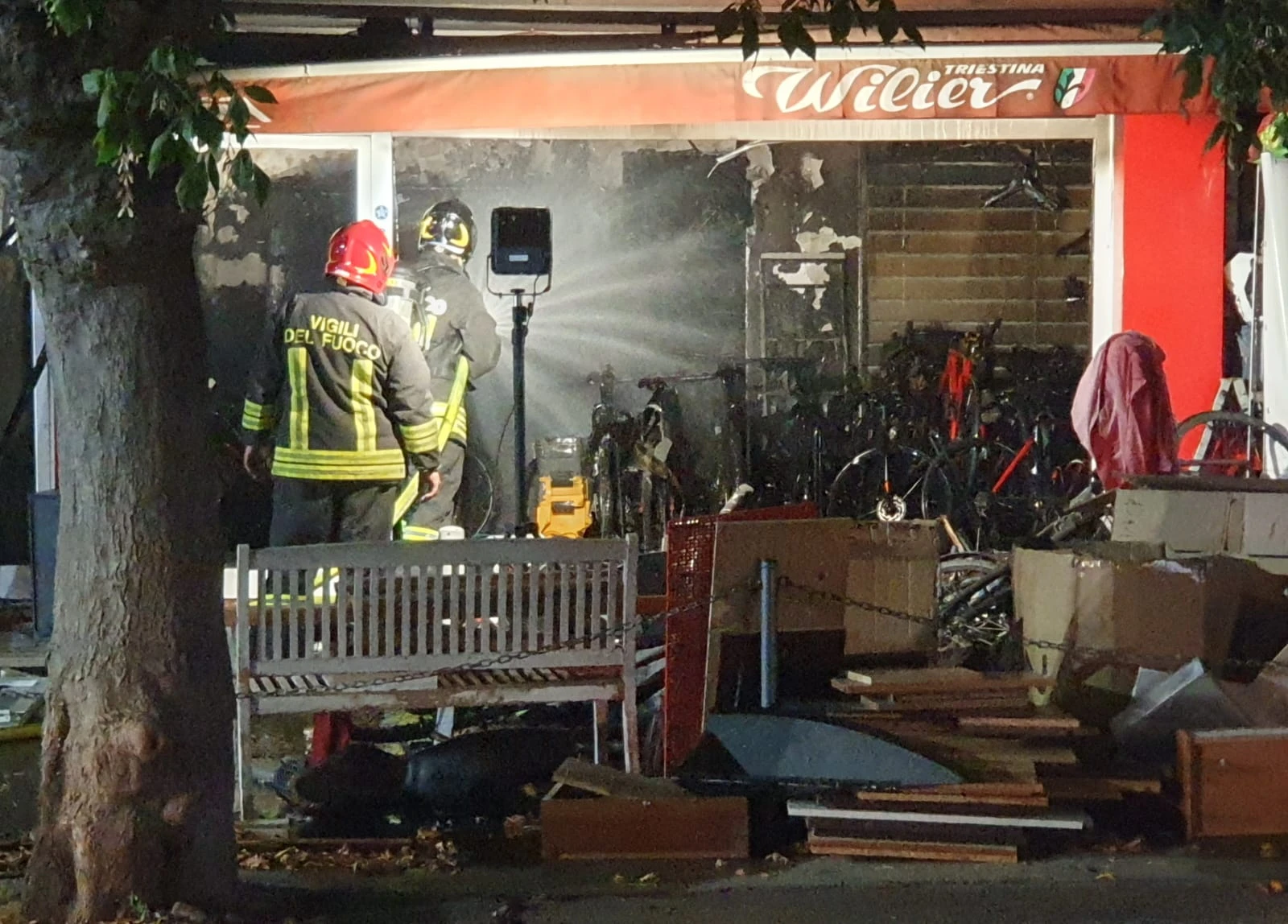 negozio in fiamme a Riccione (Adriapress)