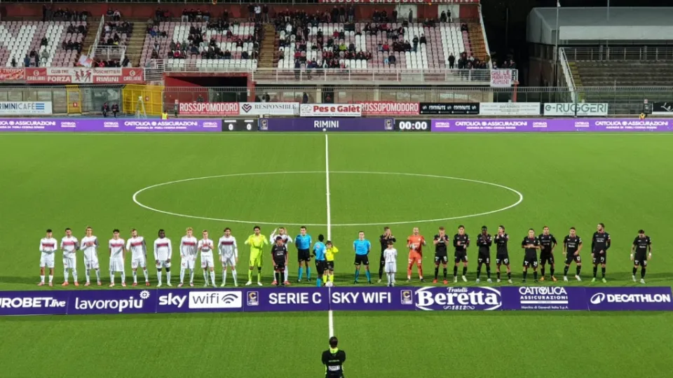 Il saluto iniziale delle due squadre