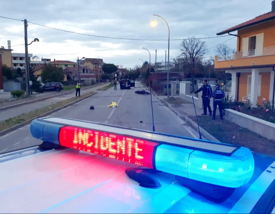 La strada chiusa al traffico dopo lo schianto