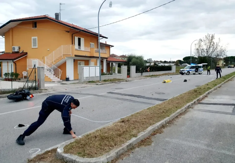 I rilievi della polizia Locale sul luogo del mortale