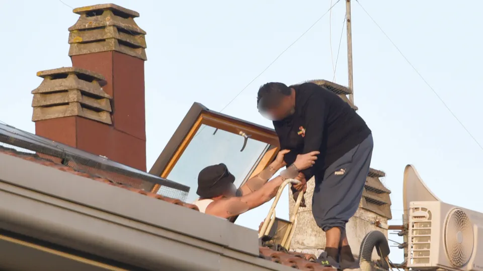 25 ore di negoziazioni prima di convincerlo a desistere e scendere dal tetto