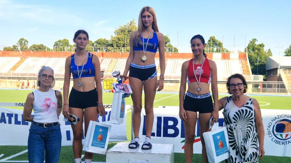 80 m Cadette Memorial Sabattini, premiate da due compagne di squadra di Sandra. A sinistra Rosa Catania che con lei faceva la staffetta nelle gare in pista