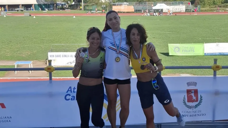 Al centro Tanja Piergallini (SF40) Campionessa Italiana nel salto in lungo, Campi Bisenzio 2026