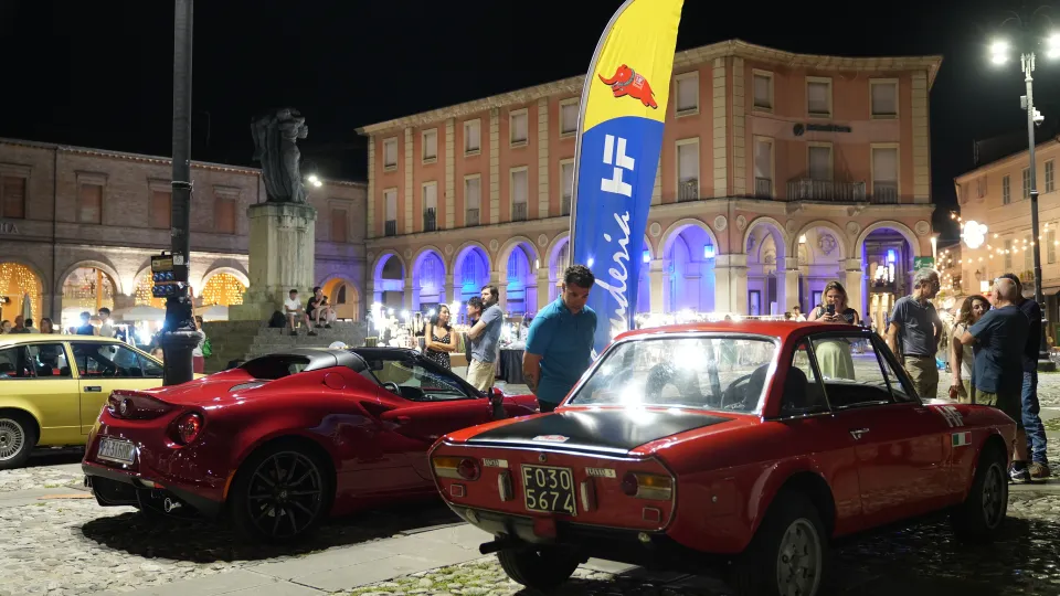 Alcune delle auto esposte in piazza Ganganelli