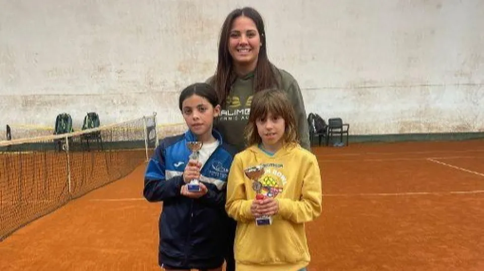 Alessia Cervellieri premia le finaliste del torneo Under 12 Femminile