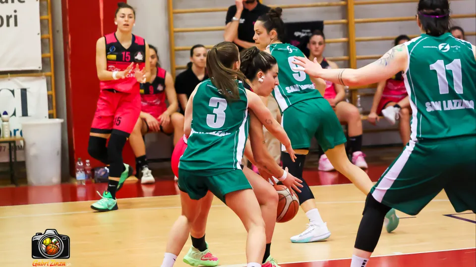 Alessia Pignieri marcata da tre giocatrici avversarie e Alice Marchi (Foto @Gabriele Zinzani)