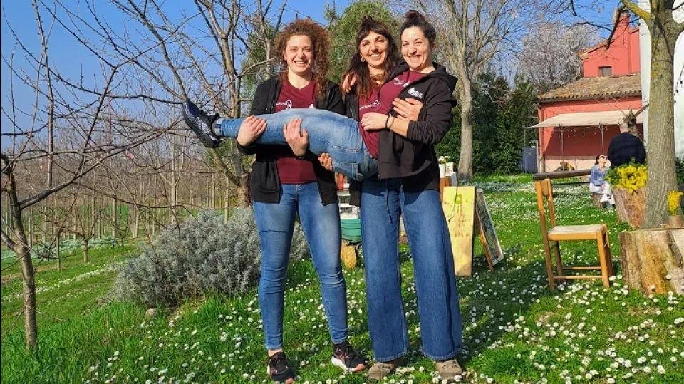 Angela Paci, Lara Ossani e, in braccio a loro, Federica Delprete