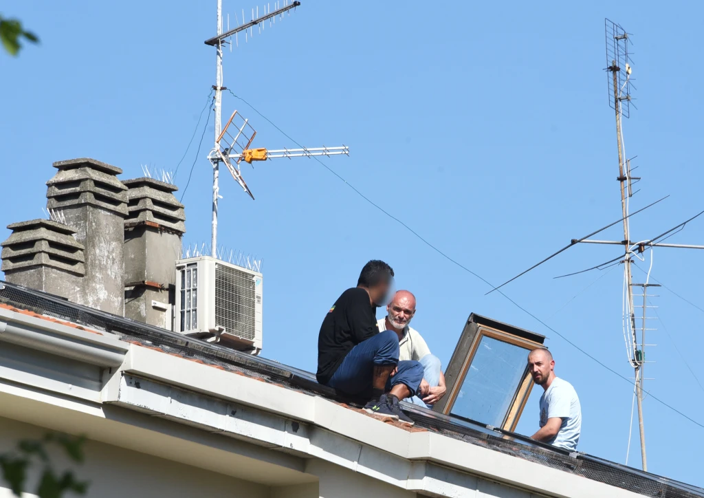 25 ore di negoziazioni prima di convincerlo a desistere e scendere dal tetto  (Adriapress)