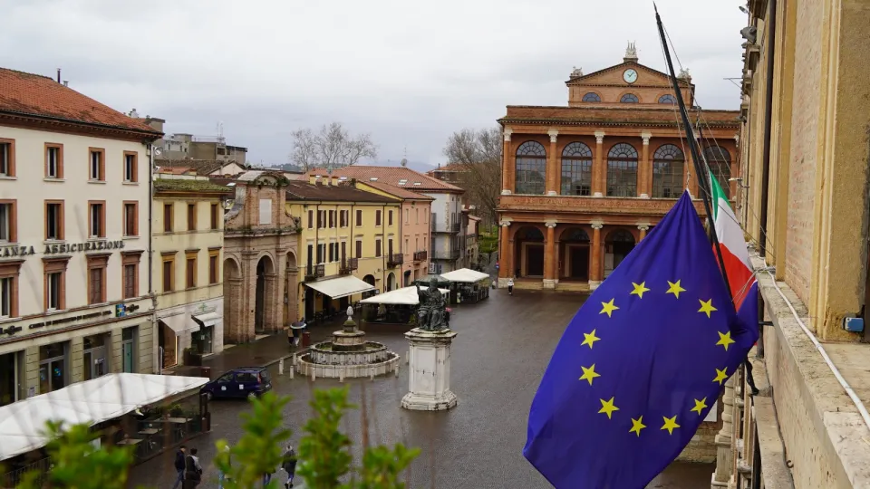 bandiere a mezz'asta in Comune