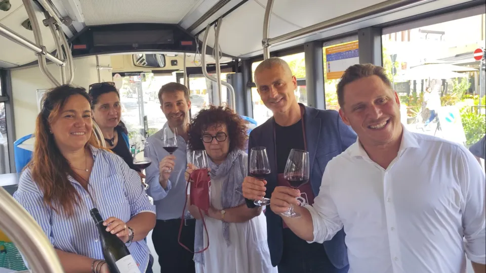 Brindisi a fine conferenza stampa sul bus