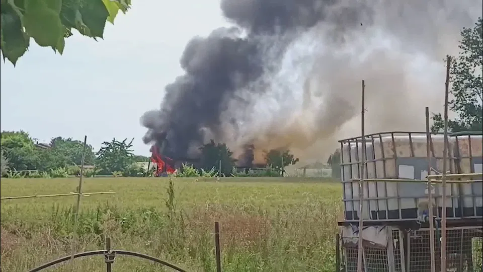 capanno a fuoco a Savignano