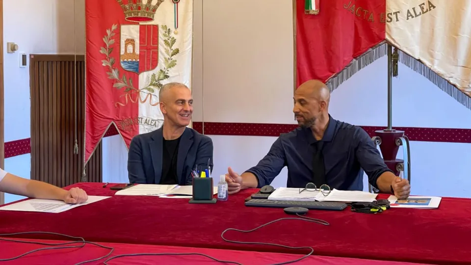 Carlton Myers insieme al sindaco Jamil Sadegholvaad durante la conferenza stampa di presentazione
