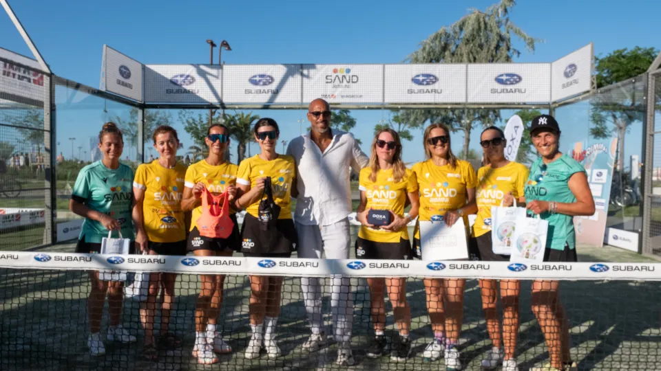 Carlton Myers insieme alle giocatrici di padel