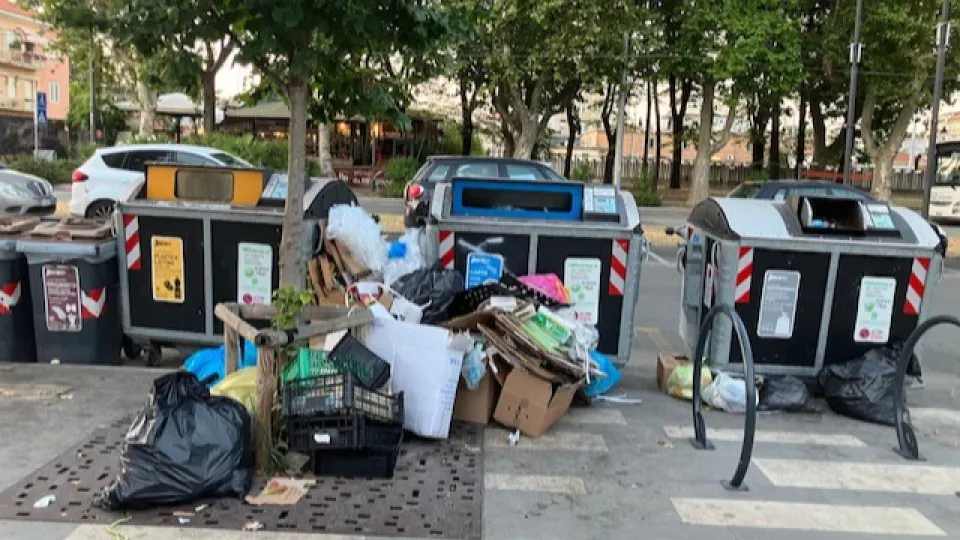 cassonetti in zona stazione (da Gioenzo Renzi)