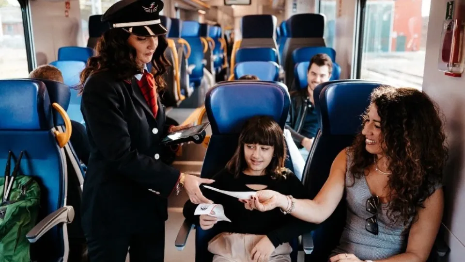 controllo biglietti sul treno