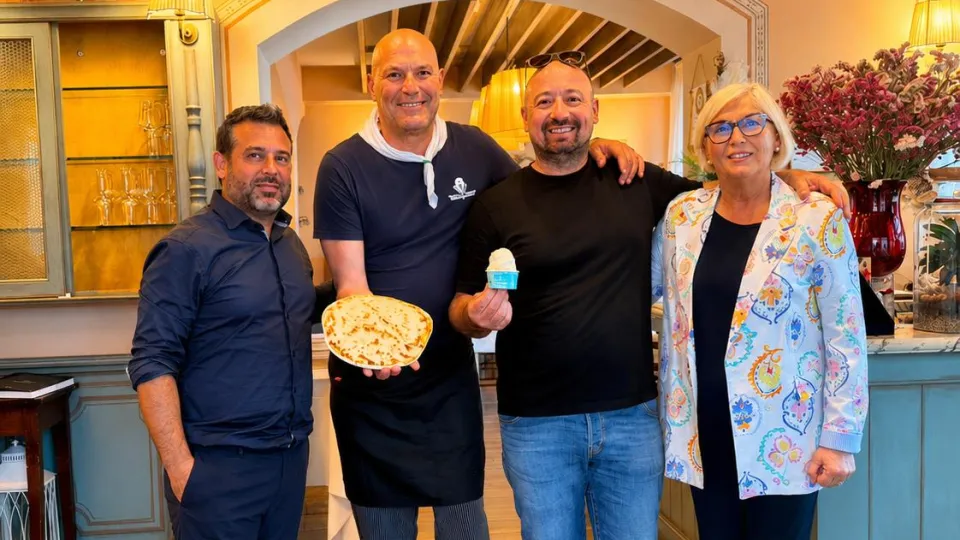 (da sinistra): il presidente di Città Viva Alex Bertozzi, lo chef della Trattoria del Passatore Yuri Nicolini, Marco Adelfio della gelateria Fresh Mavi e Adriana Pellegrini, storica titolare della Trattoria del Passatore