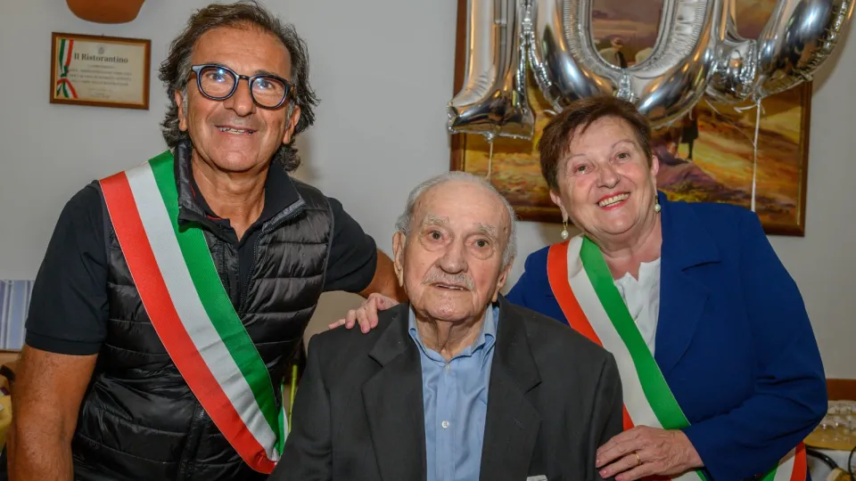 da sinistra il sindaco di Coriano Gianluca Ugolini, il sig. Emilio Righetti e l’assessore del Comune di Riccione Adele Marina Zoffoli