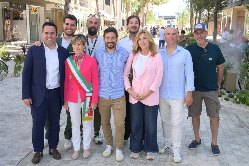 foto di gruppo all'inaugurazione del nuovo viale Ceccarini