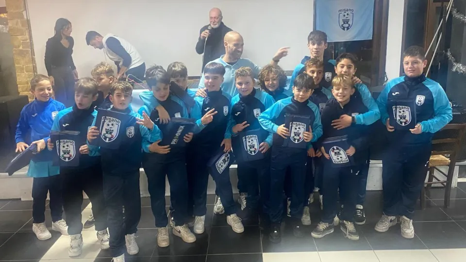 Daniele Simoncelli con il suo gruppo di bambini del Misano