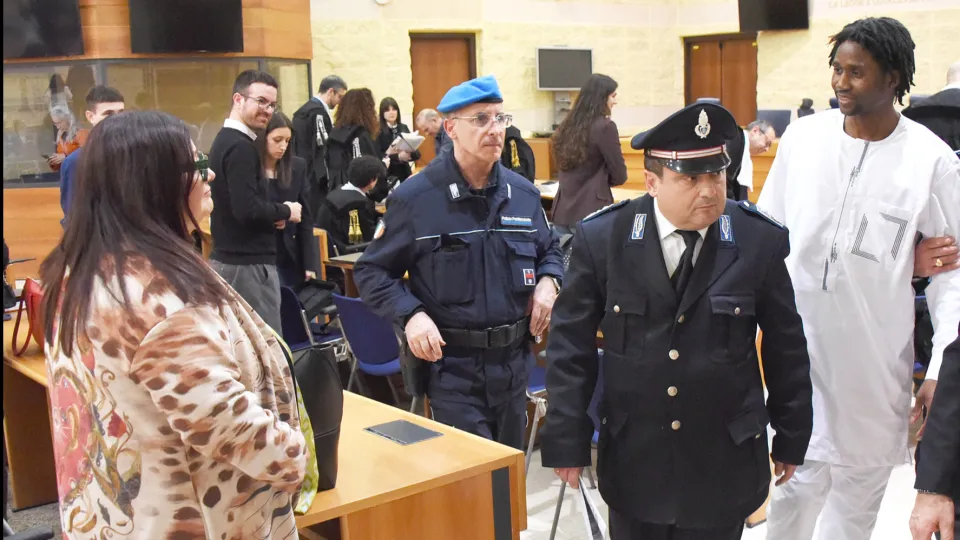 Dassilva guarda la moglie mentre viene scortato fuori dall'aula (Foto Migliorini)