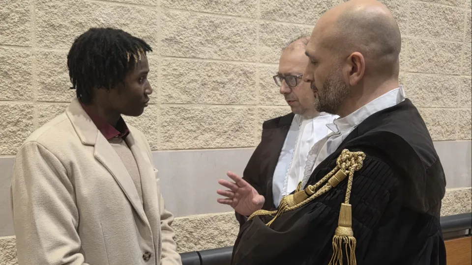 Dassilva in aula con i suoi avvocati, Riario Fabbri e Andrea Guidi (foto Migliorini)