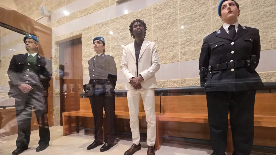 Dassilva in aula scortato dalla polizia penitenziaria (foto Migliorini)