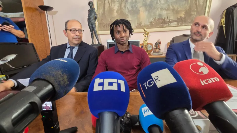 Dassilva in mezzo ai suoi avvocati Fabbri e Guidi durante la conferenza stampa (Foto Migliorini)