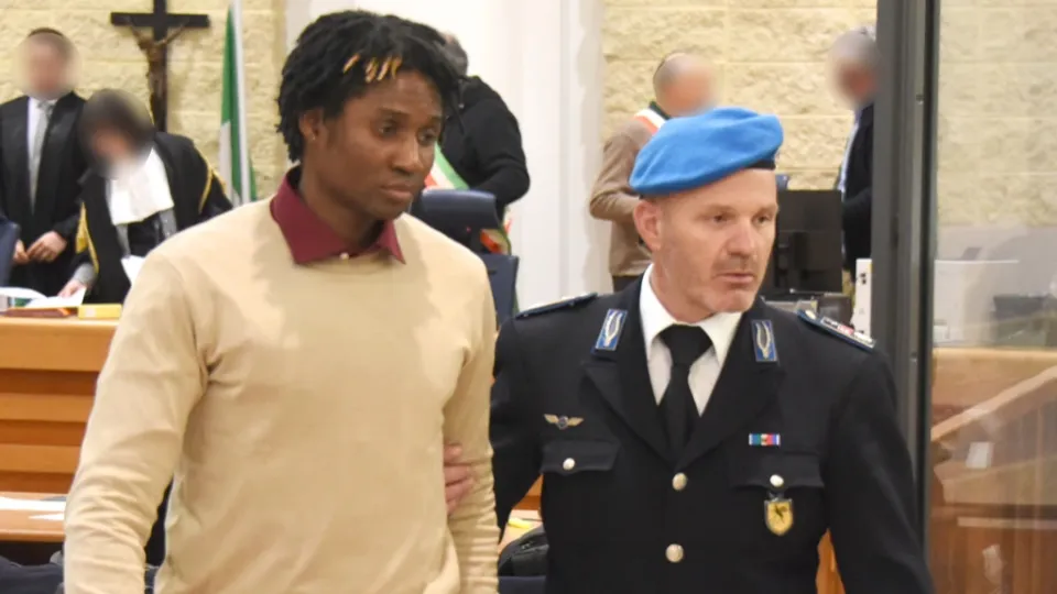 Dassilva scortato a fine udienza in carcere dalla Penitenziaria (foto Migliorini)