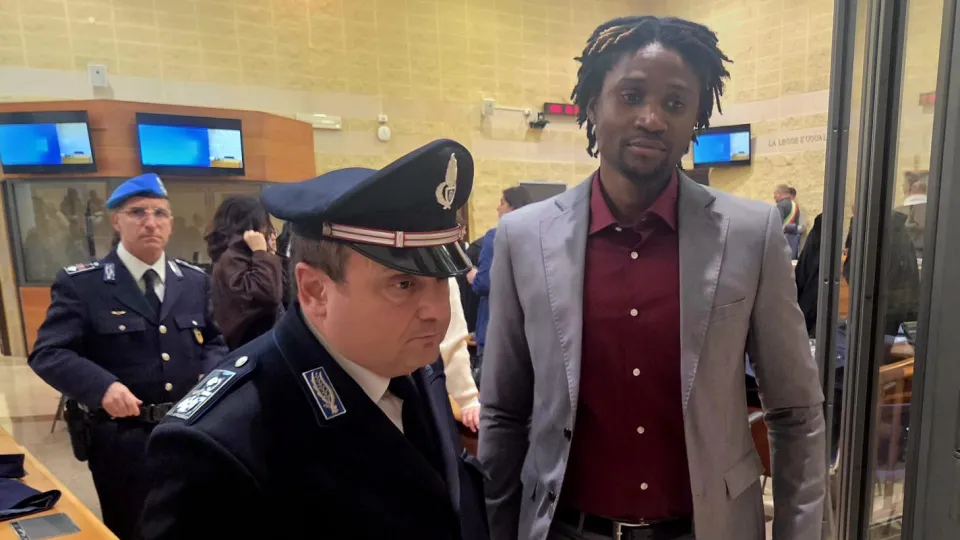 Dassilva scortato in aula da un agente della penitenziaria (foto Migliorini)