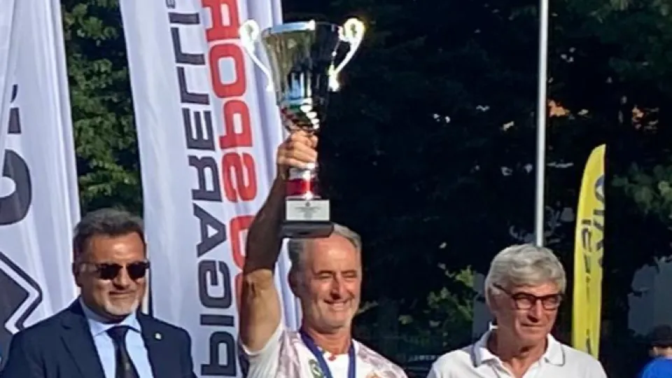 Davide Barbiani alza la coppa