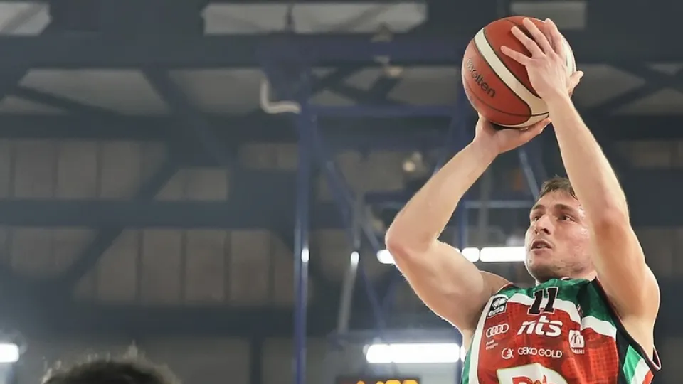 Davide Denegri al tiro contro Brindisi (Foto @Nicola De Luigi)