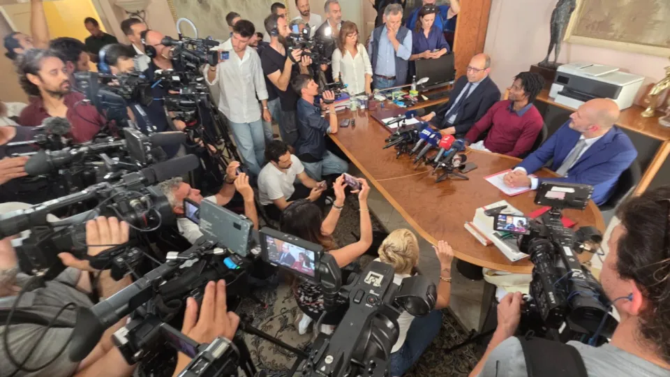 Decine di giornalisti per la prima conferenza stampa di Dassilva dopo l'assoluzione
