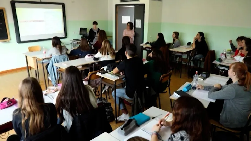 docenti e alunni in classe