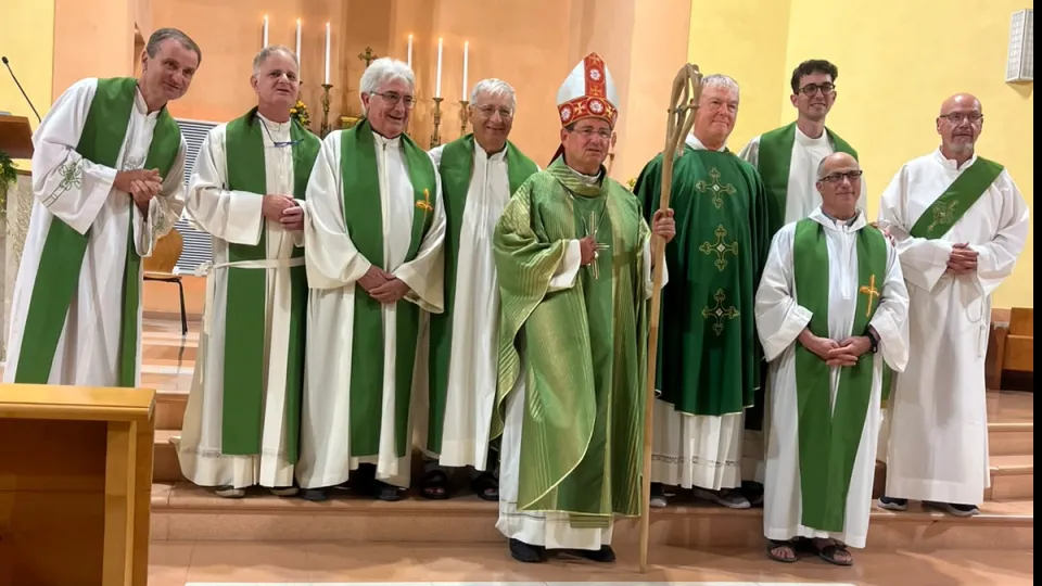 Don Roberto Costantini, secondo da sinistra. Don Giuseppe Arcangeli, a fianco del vescovo