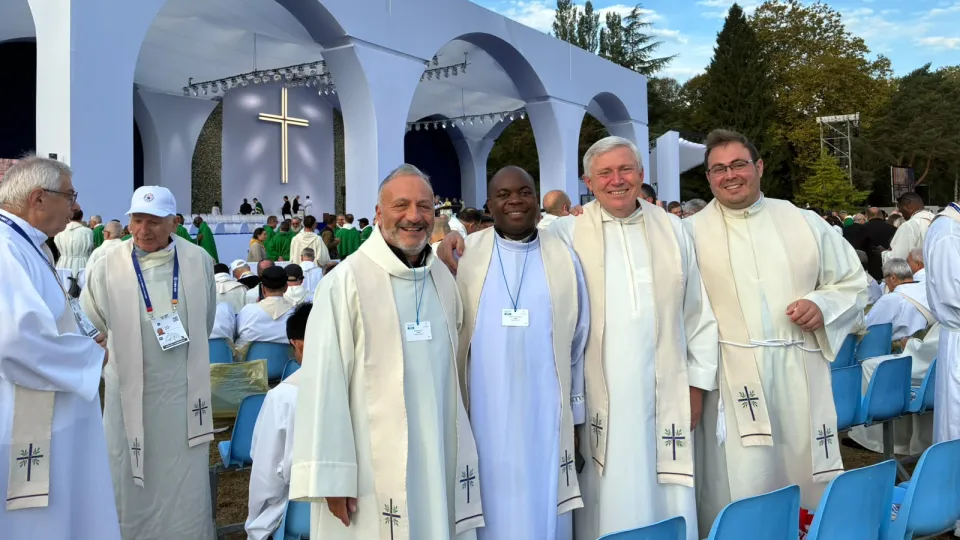 don Valerio Celli insieme ad altri sacerdoti