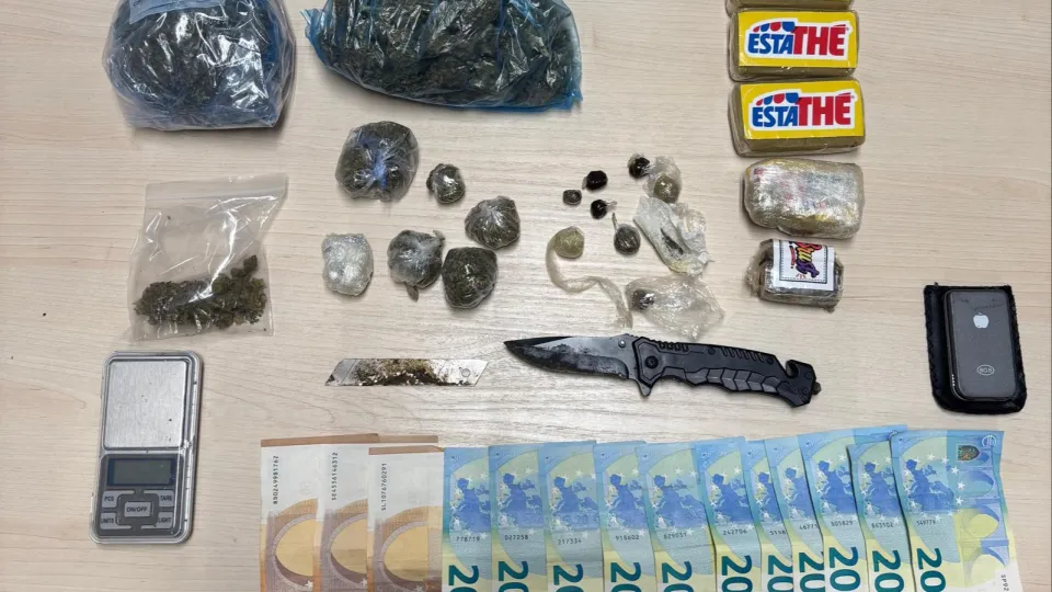 droga e altro materiale sequestrato
