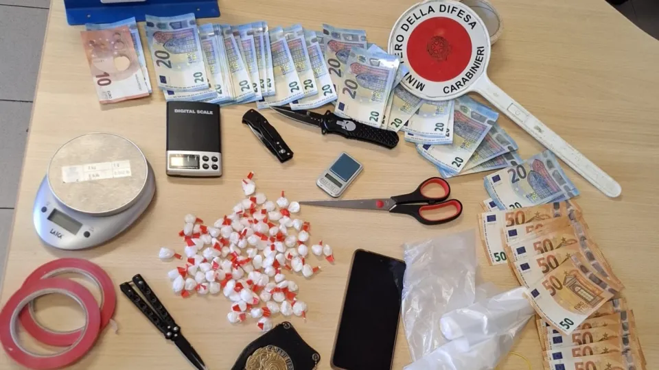 droga e denaro sequestrati ai due spacciatori