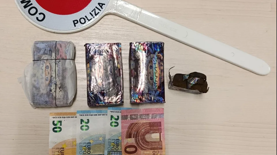 droga e denaro sequestrati dalla polizia locale