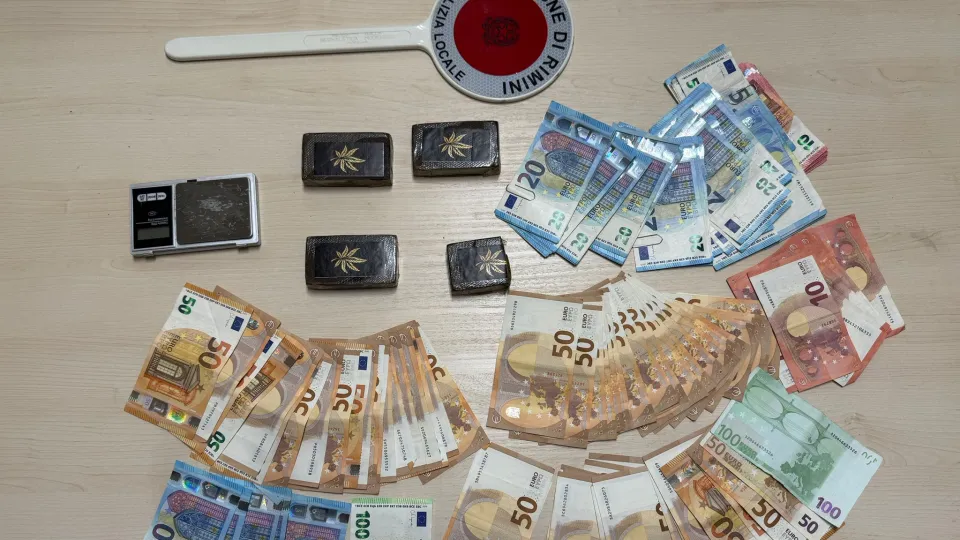 droga e denaro sequestrato