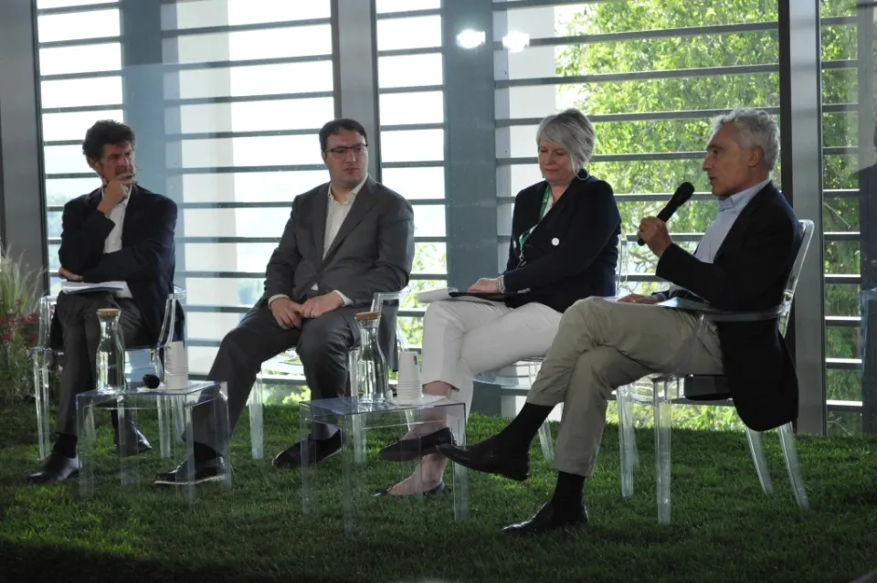 Da sinistra, il moderatore Edoardo Vigna; Marco Carta, Amministratore delegato e Direttore dell’Osservatorio Rifiuti di AGICI; Daniela Capelletti, Responsabile rifiuti e ambiente di Sogliano Ambiente, e Tito Boeri, direttore di Eco;