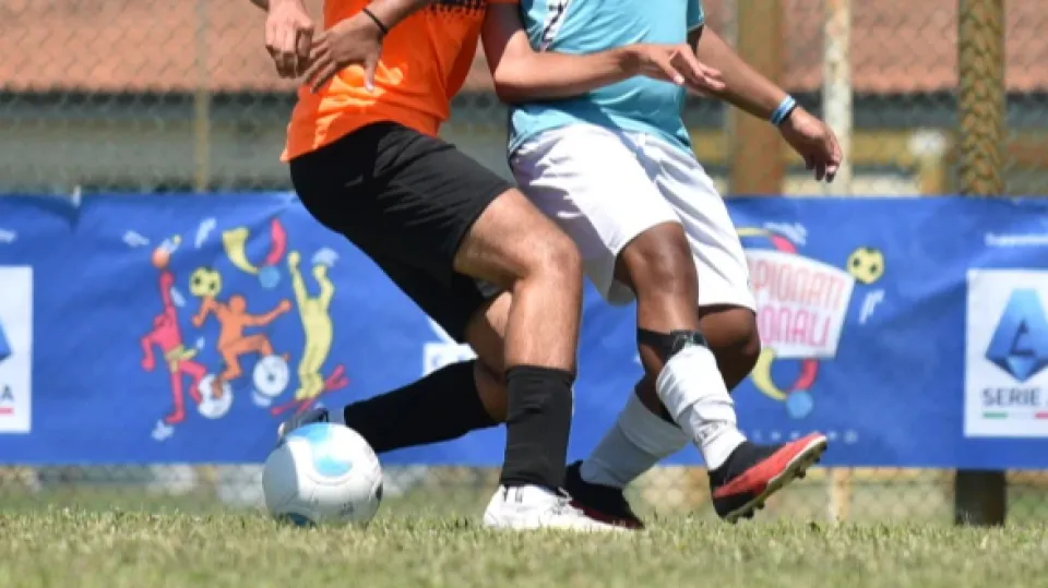 Due ragazzini durante una partita (repertorio)