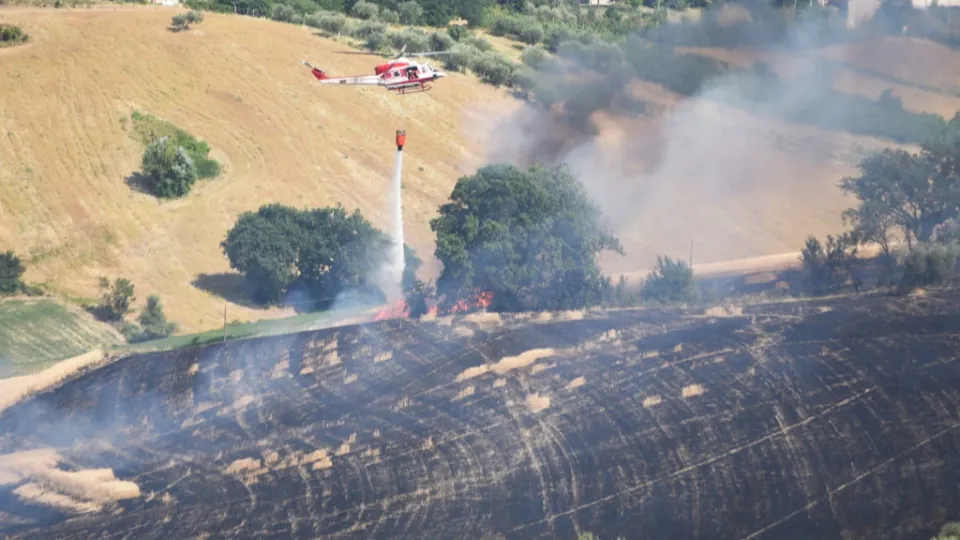 elicottero al lavoro per domare le fiamme a Saludecio (Adriapress)