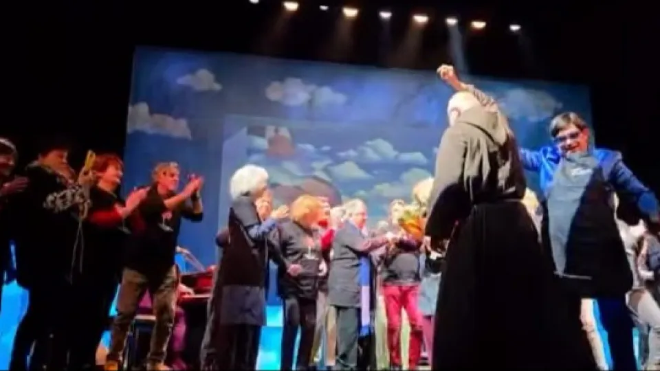 Elio, Francesca Fialdini, padre Giordano e i volontari ballano a fine evento