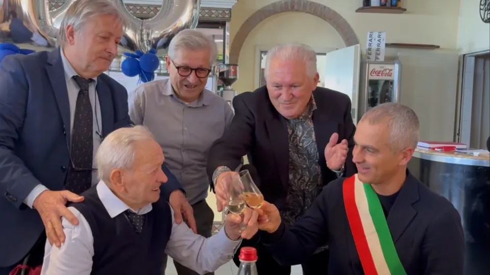 Emilio insieme al sindaco e ai familiari
