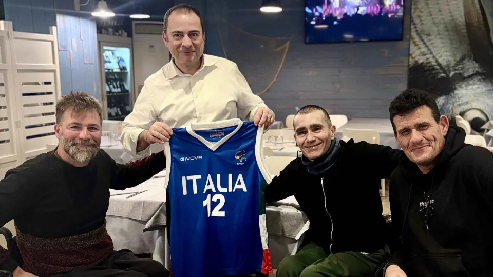 Fabio Raimondi (insieme a Mirco Acquarelli e Stefano Martinini) consegna la maglia azzurra a Maurizio De Luca