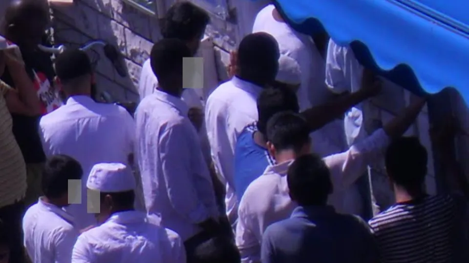 fedeli all'esterno della moschea (da Gioenzo Renzi)