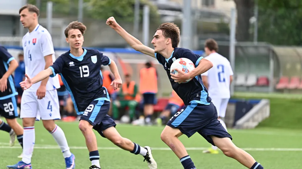 Federico Raschi (a destra) festeggia dopo il suo gol del momentaneo 3-2 alla Slovacchia (©FSGC)