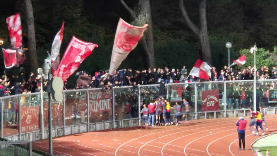 Festa insieme alla tifoserie ospite dopo un gol